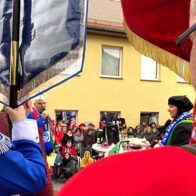 Bild vergrößern: Impression von der Schlüsselübergabe am 11.11. um 11:11 Uhr am Rathaus Sandersdorf-Brehna 2023