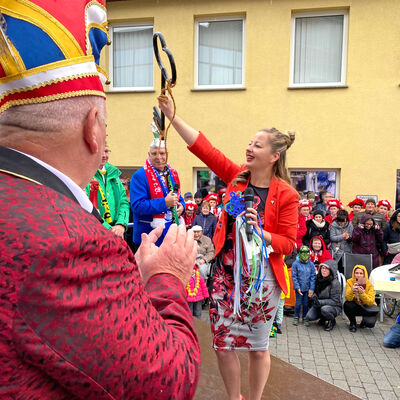 Bild vergrößern: Impression von der Schlüsselübergabe am 11.11. um 11:11 Uhr am Rathaus Sandersdorf-Brehna 2023