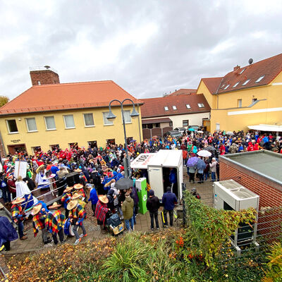 Bild vergrößern: Impression von der Schlüsselübergabe am 11.11. um 11:11 Uhr am Rathaus Sandersdorf-Brehna 2023