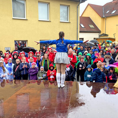 Bild vergrößern: Impression von der Schlüsselübergabe am 11.11. um 11:11 Uhr am Rathaus Sandersdorf-Brehna 2023