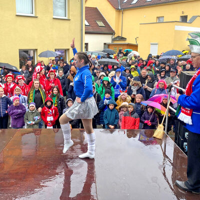 Bild vergrößern: Impression von der Schlüsselübergabe am 11.11. um 11:11 Uhr am Rathaus Sandersdorf-Brehna 2023