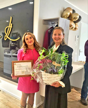Janine Lange und Brgermeisterin Steffi Syska