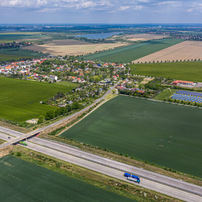 Bild vergrößern: Die Ortschaft Glebitzsch liegt an der Autobahn - Luftaufnahme