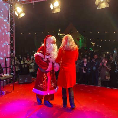 Bild vergrößern: Uta Bresan mit Weihnachtsmann auf dem Weihnachtsmarkt in Sandersdorf-Brehna 2023