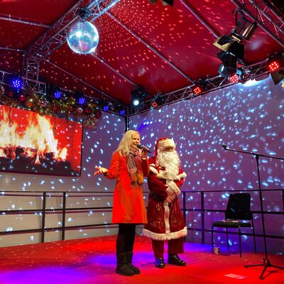 Bild vergrößern: Uta Bresan mit Weihnachtsmann auf dem Weihnachtsmarkt in Sandersdorf-Brehna 2023