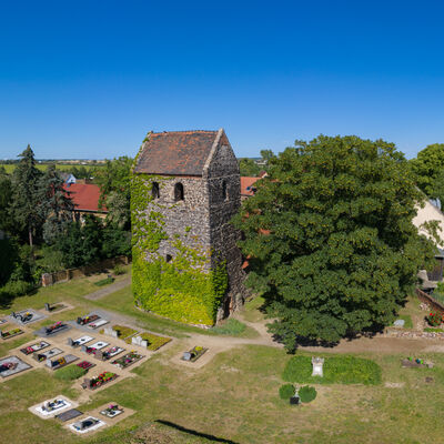 Bild vergrößern: Die Kirche von Beyersdorf - Luftaufnahme
