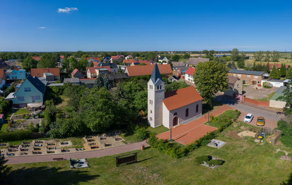 Die Renneritzer Aktionskirche - Luftaufnahme