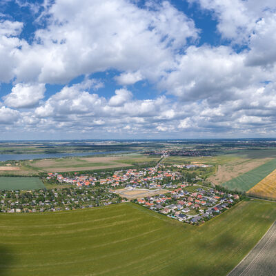 Bild vergrößern: Renneritz mit Flugplatz - Luftaufnahme