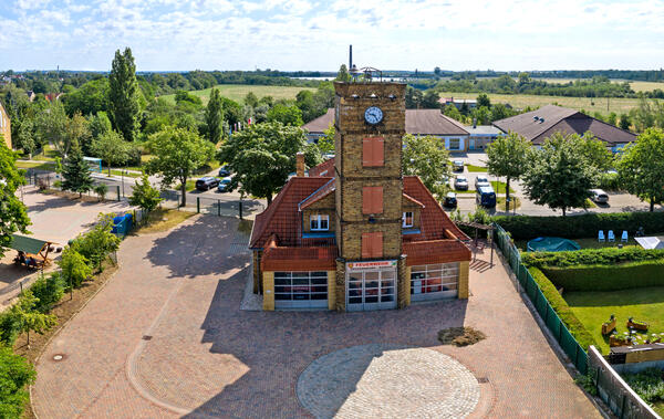 Bild vergrößern: Das Feuerwehrgebäude in Zscherndorf - Luftaufnahme