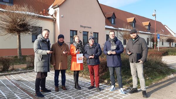 Stadtratsvorsitzender Mario Schulze, CDU-Grüne-Fraktionsvorsitzender Torsten Kaltofen,  Bürgermeisterin Steffi Syska, UB-Fraktionsvorsitzender Reinhard Kahsche, Michael Stelzl  von der SG Union Sandersdorf und IT-Stadtmitarbeiter Robert Steinmetz sind sch