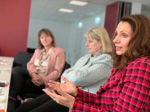 Bild vergrößern: Wie können Frauen zur Kommunalwahl 2024 aktiviert werden?  Eine zentrale Frage des Treffens.