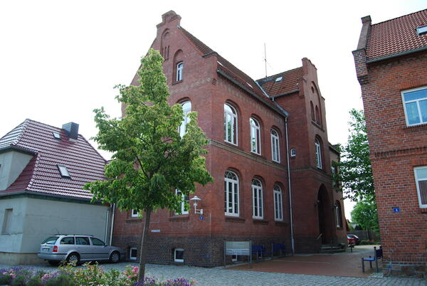 Bild vergrößern: Die Bibliothek befindet sich im Alten Rathaus von Roitzsch.