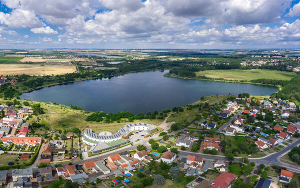 Bild vergrößern: Der curacordis Wohnpark LieSEElotte in Zscherndorf mit der Postgrube - Luftaufnahme