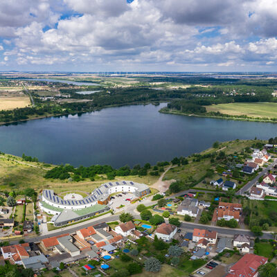 Bild vergrößern: Der curacordis Wohnpark LieSEElotte in Zscherndorf mit der Postgrube - Luftaufnahme
