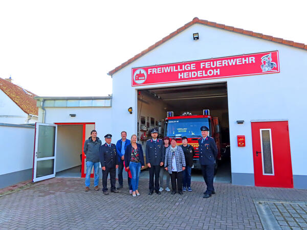 Sie kamen für die offizielle Übergabe des neuen Schulungsraumes der Feuerwehr Heideloh zusammen