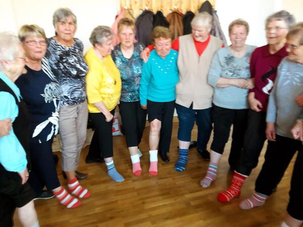 Bild vergrößern: Unsere Seniorinnen und Senioren machen bei der Aktion "Bunte Socken" mit