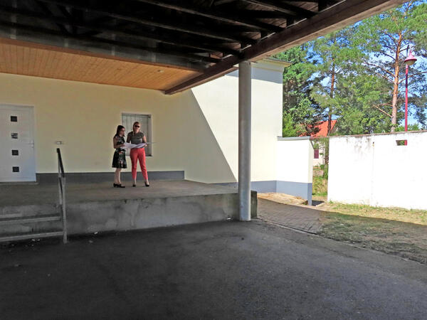 Bild vergrößern: Jenny Weinhold erlutert Steffi Syska die Installation einer Rampe am Dorfgemeinschaftshaus Renneritz