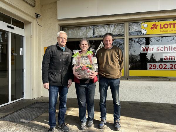 Der stellvertretende Ortsbürgermeister von Roitzsch Thomas Rausch mit Rita Scholz und ihrem Mann.