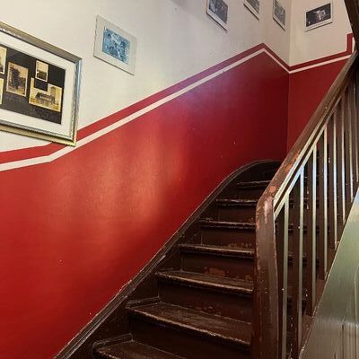 Bild vergrößern: Feuerwehr Brehna - Auch der Treppenaufgang glänzt wieder  in strahlendem Rot.