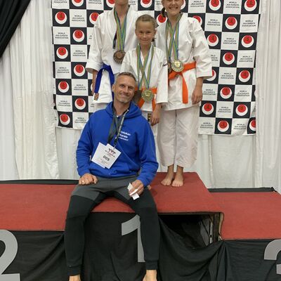 Bild vergrößern: Die vier aktuellen Weltmeister des Karatevereins der SG Union Sandersdorf Abteilung Karate: Melina, Tessa, Mattis und  Thomas.