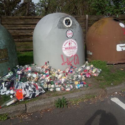 Übervolle Glascontainer in der Stadt