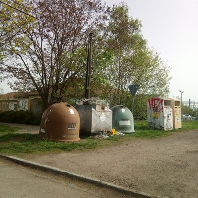 Bild vergrößern: Übervolle Glascontainer in der Stadt