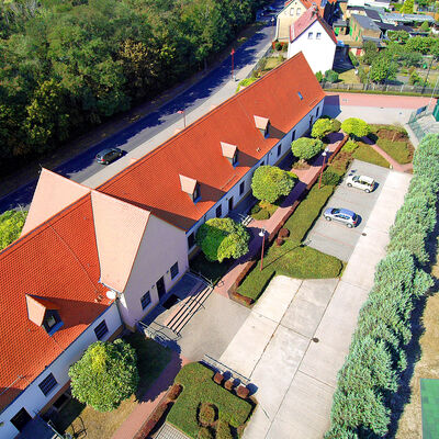 Bild vergrößern: Eingang und Parken am Paul-Othma-Haus