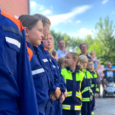 Bild vergrößern: Die Kinder- und Jugendfeuerwehr zur Grundsteinlegung