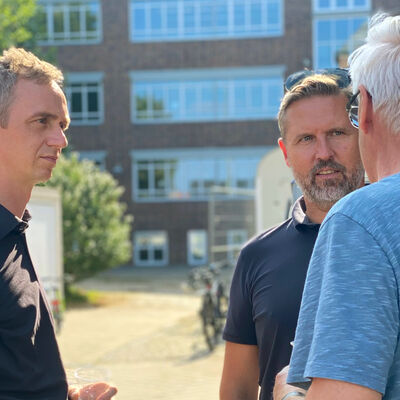Bild vergrößern: Am Bau Beteiligte im Gespräch mit Thomas Rausch