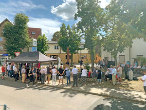 Der Vorplatz vom Rathaus war voller Menschen.