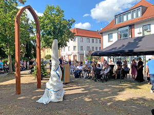 Die verhüllte Statue ließ bei allen Anwesenden die Neugier steigen.