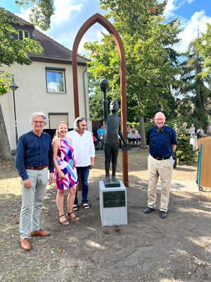 Dr. Hans-Georg Feldmeier (Geschäftsführer von mibe GmbH Arzneimittel), Bürgermeisterin Steffi Syska, Künstler Thomas Jastram und Dr. Michael Muster mit dem frisch enthüllten Schnabel-Denkmal.