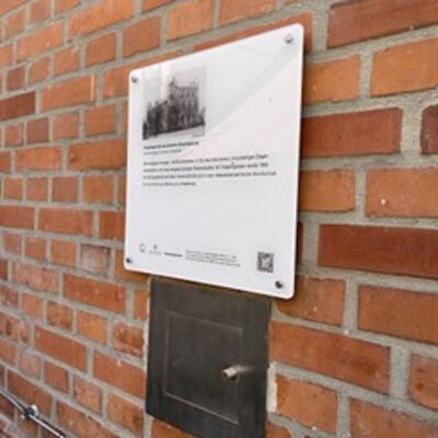Bild vergrößern: Infotafel an der Grundschule »Pestalozzi« Brehna, ehemaliges Klostergebäude