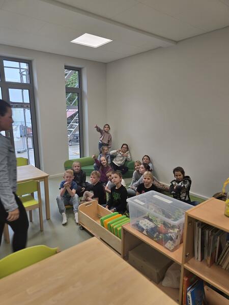 Bild vergrößern: Den Kindern gefllt es sehr in den neuen Rumlichkeiten.