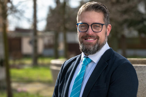 Bild vergrößern: Dr. Eric Römbach ist Ortsbürgermeister von Zscherndorf seit 2024.