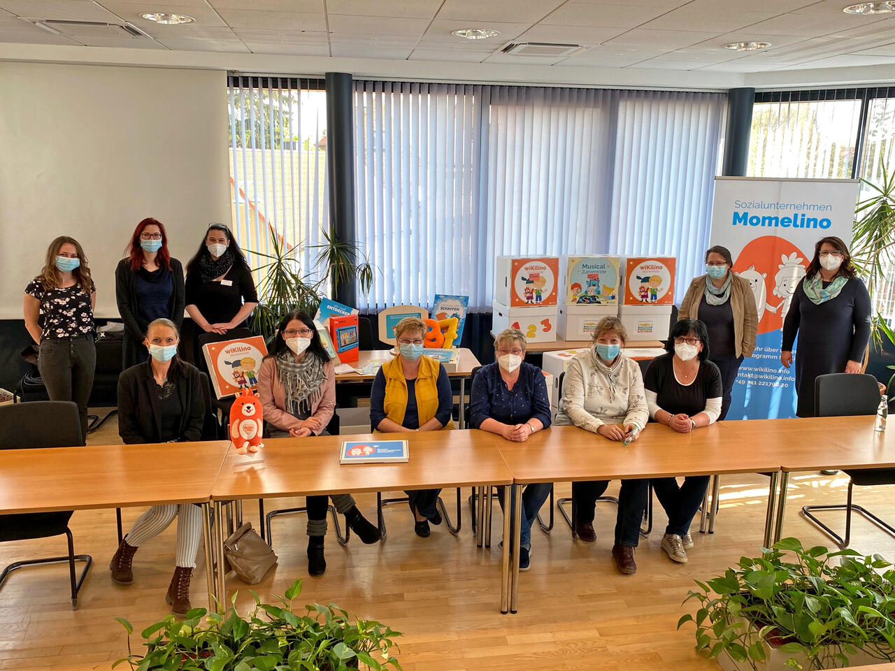 Bild vergrößern: Gruppenbild aller Teilnehmer am wikilino-Projekt