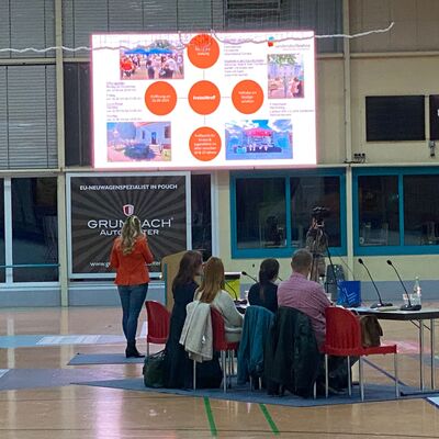 Bild vergrößern: Die Präsentation konnte auf der Leinwand mitverfolgt werden.