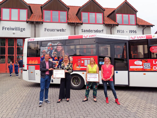 Das Projektteam bei der bergabe des digitalen Entwurfs des Feuerwehr-Nachwuchsbusses
