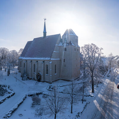 Bild vergrößern: Die Stadt- und Klosterkirche im Winter 2021