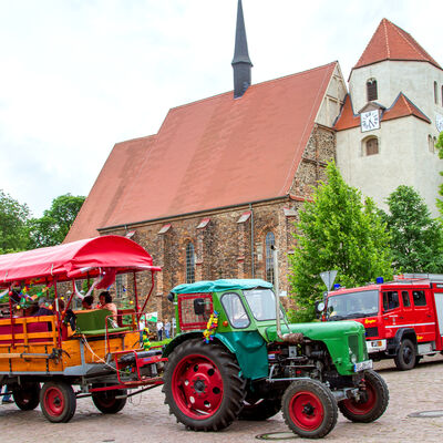 Bild vergrößern: Umzug zum Vereinsfest 2017 vor der Stadt- und Klosterkirche Brehna