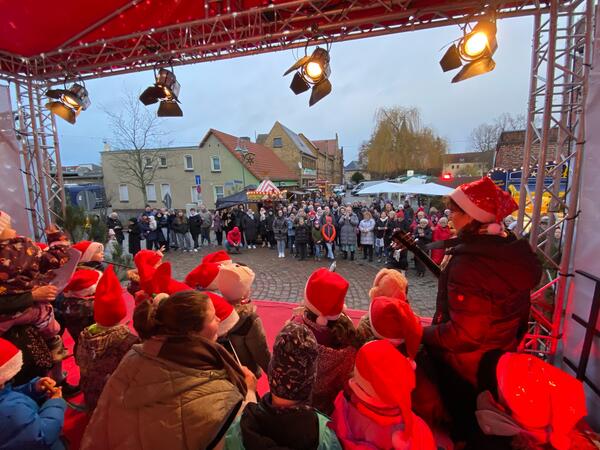 Die Kinder begrüßten die Gäste zum Weihnachtsmarkt.