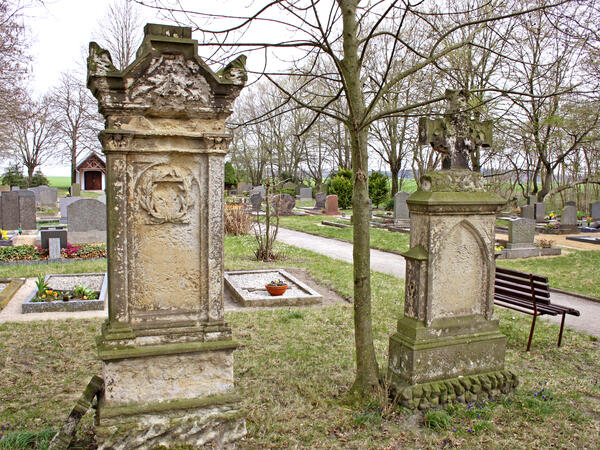 Bild vergrößern: Historische Grabsteine in Heideloh