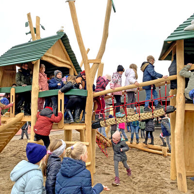 Bild vergrößern: Einweihung des Spielgerätes in der Grundschule "Am Wäldchen"