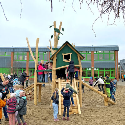 Bild vergrößern: Einweihung des Spielgerätes in der Grundschule "Am Wäldchen"