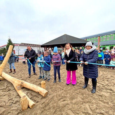 Bild vergrößern: Einweihung des Spielgerätes in der Grundschule "Am Wäldchen"