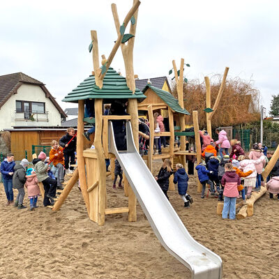 Bild vergrößern: Einweihung des Spielgerätes in der Grundschule "Am Wäldchen"