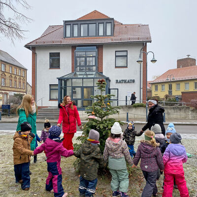 Bild vergrößern: Baumpatenschaft des Weihnachtsbaumes am Rathaus Sandersdorf
