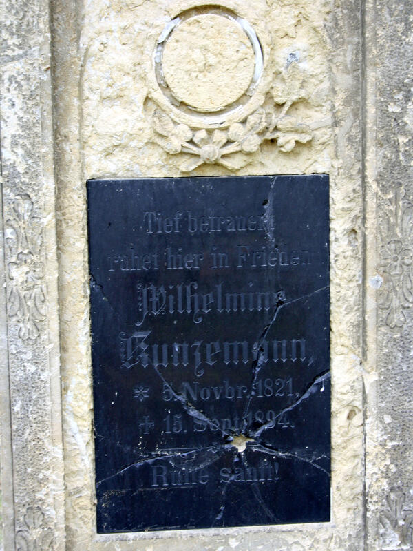 Bild vergrößern: Nahaufnahme der Inschrift eines historischen Grabsteins in Heideloh