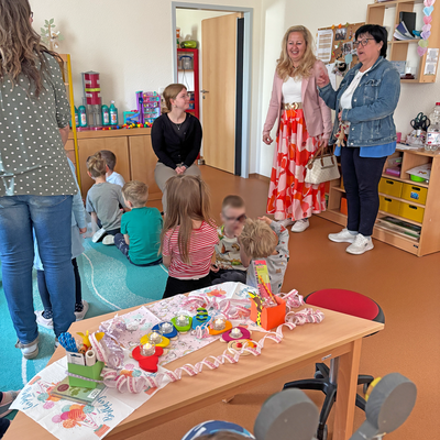 Bild vergrößern: Bürgermeisterin Steffi Syska zum Tag der Kinderbetreuung am 12. Mai in der Kita Sonnenschein in Ramsin