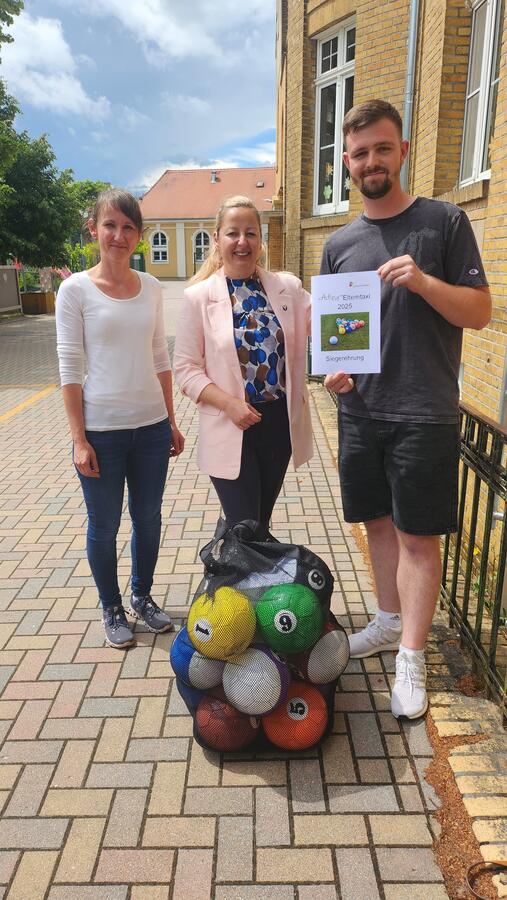 von links: Marianne Schneider  (Sachgebietsleitung Jugend, Soziales und Kitas), Steffi Syska (Bürgermeisterin  Stadt Sandersdorf-Brehna), Max Schneider (stellvertretende  Hortleitung)